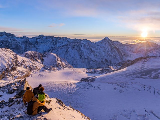 Den Sonnenaufgang auf 3'500 Metern beim Mittelallalin geniessen. Unvergessliches Erlebnis Virgin Skiing in Saas-Fee. (PPR/Saastal Tourismus AG/Buntye)